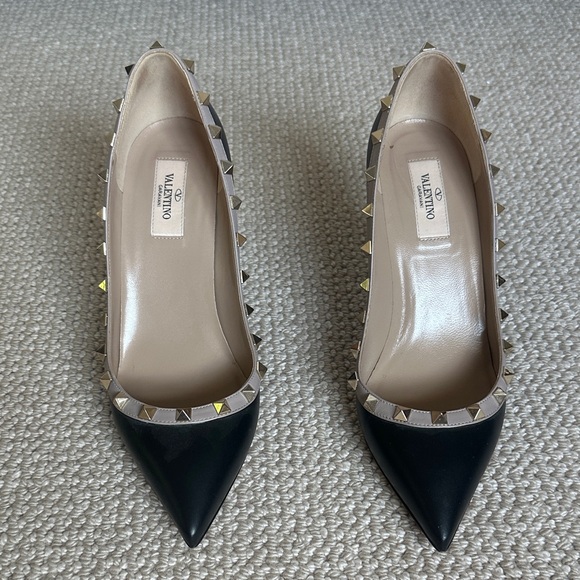 Valentino Garavani Rockstud Black and Nude Studded Pumps Heels - Picture 1 of 6